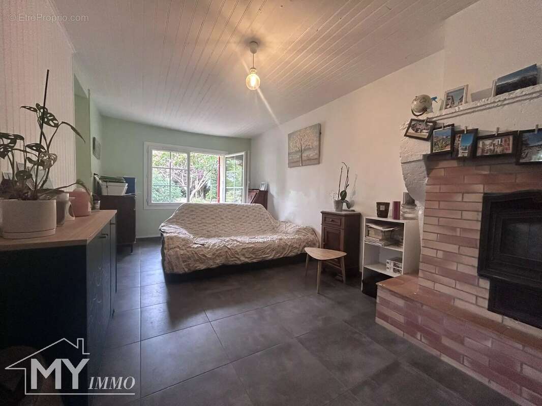 MASSUGAS : Maison de plain-pied avec double garage - photo 5