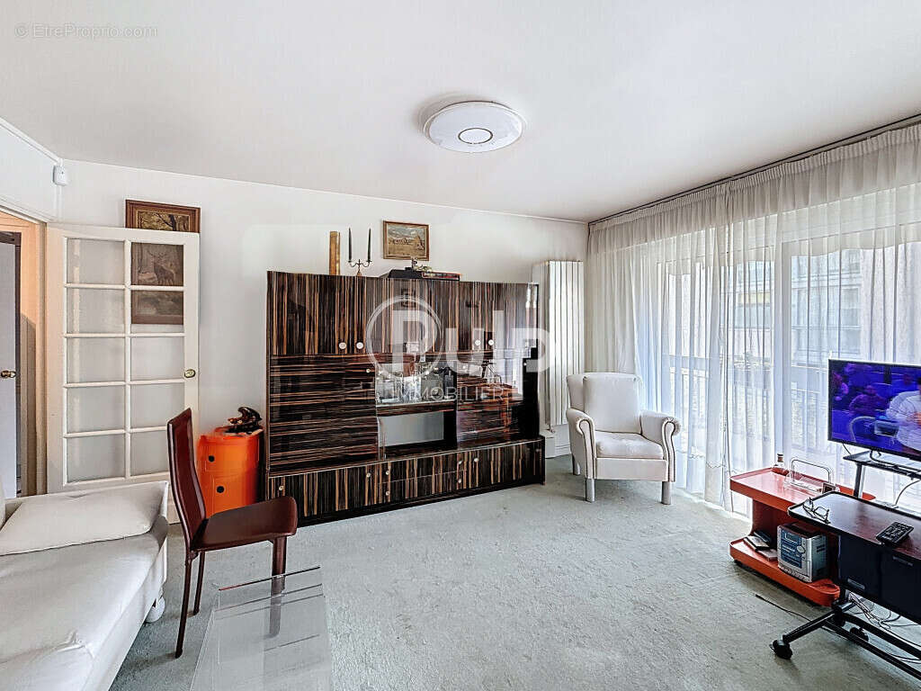 Appartement à PARIS-14E