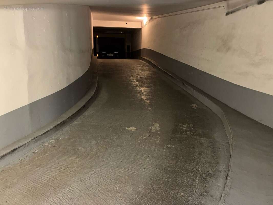 Parking à PARIS-9E
