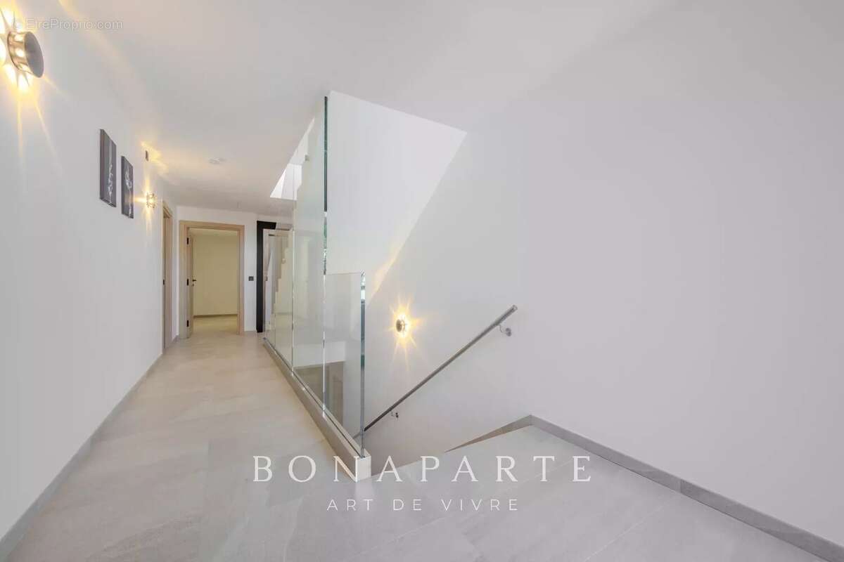 SAINT-TROPEZ - GASSIN [VILLE] – Exclusivité : Superbe villa-appartement en duplex avec vue mer exceptionnelle - photo 27