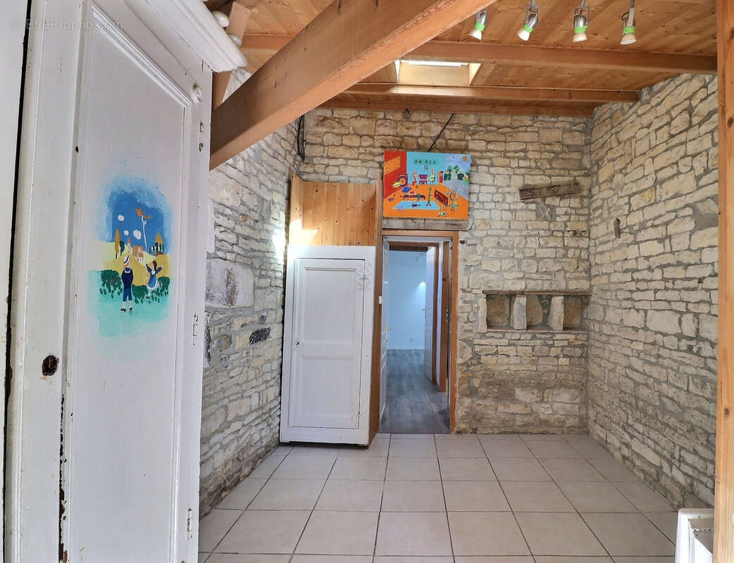 Propriété de caractère   260 m2 - Charme et élégance à Vouhé - photo 5