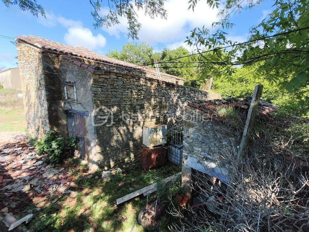 Maison a renover avec grand garage et exterieur - photo 8