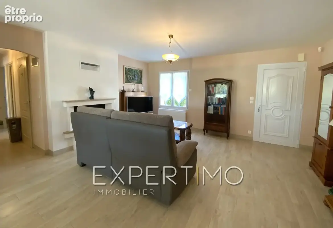 Maison indépendante de plain-pied, T5 de 98 m2, trois chambres, véranda, piscine. Proche commerces et plages - photo 8