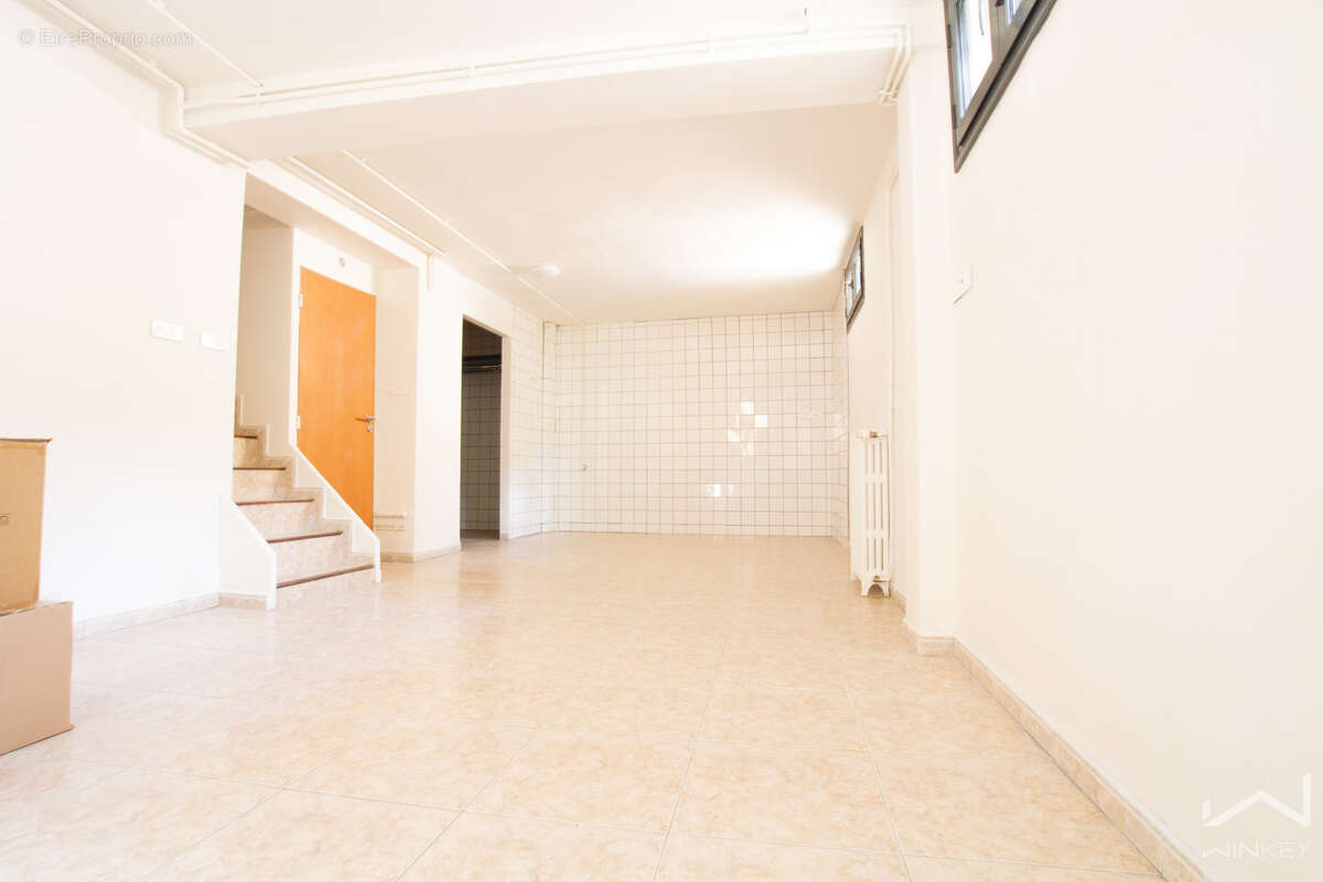 Maison en très bon état en centre ville de villeneuve-le-roi - photo 14