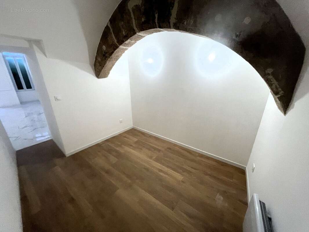 Belle maison de caractère de 200m2 avec 5 chambres en parfait état au cur historique de Roujan - photo 3