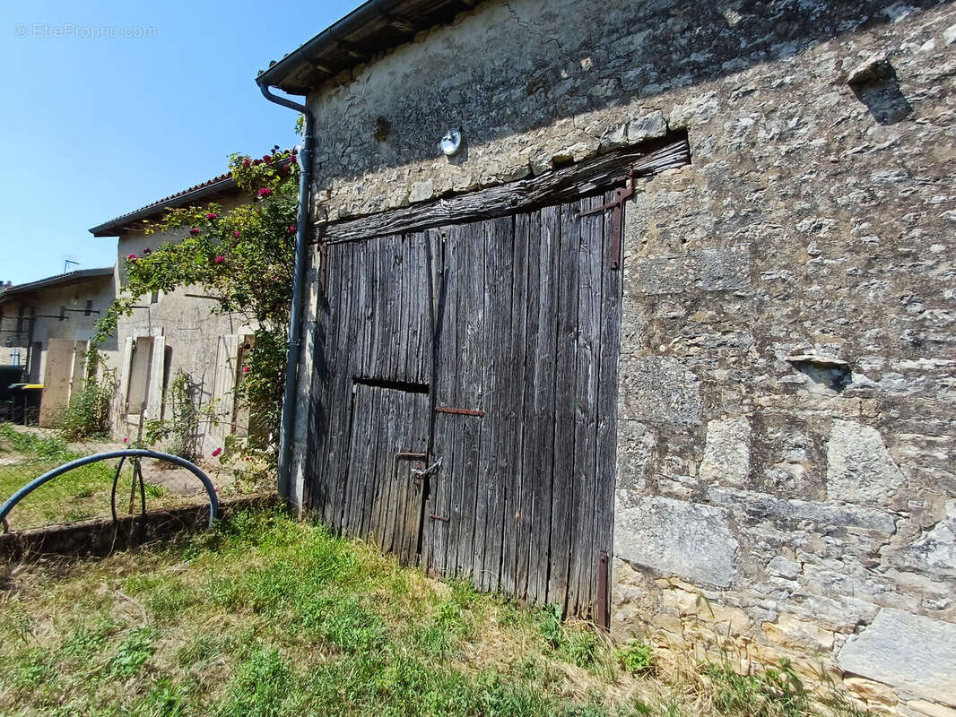 Maison à LES ADJOTS