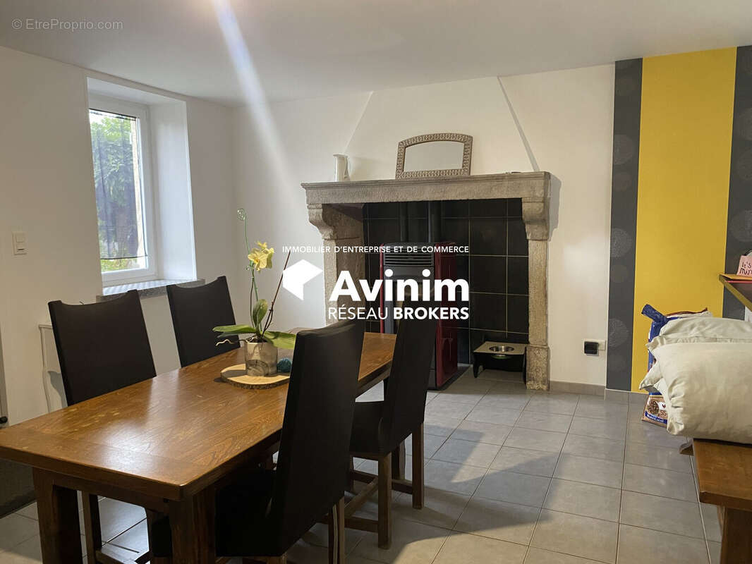 Commerce à NEUVILLE