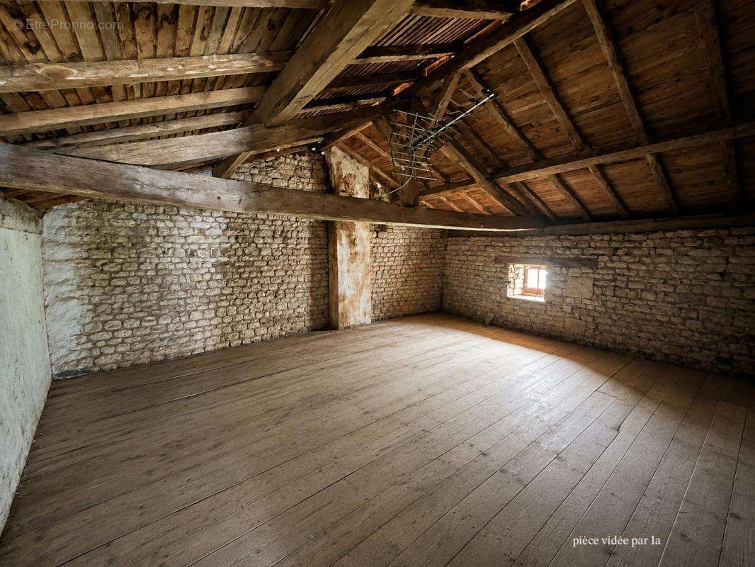 Maison en pierre de 186m2, dépendances et beau jardin - photo 17