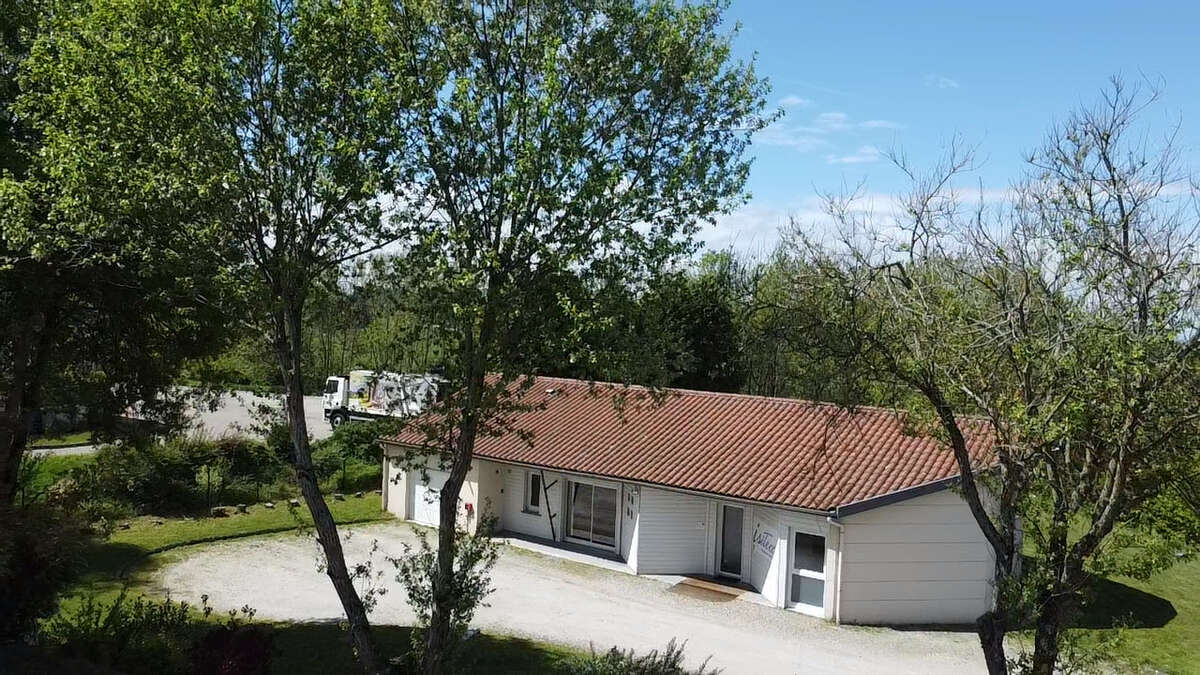 Commerce à SAINT-JUST-MALMONT