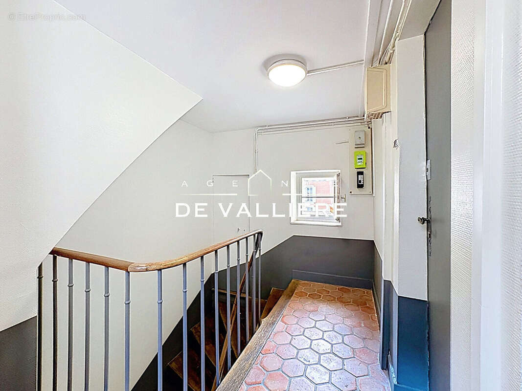 Rueil Malmaison - Centre - Coeur de ville -  2 pièces 34.2 m2 carrez 55.6 m2 au sol - photo 14