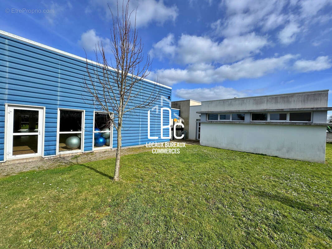 Commerce à SAINT-HILAIRE-DE-CHALEONS