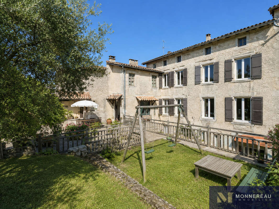 Maison à BARBEZIEUX-SAINT-HILAIRE
