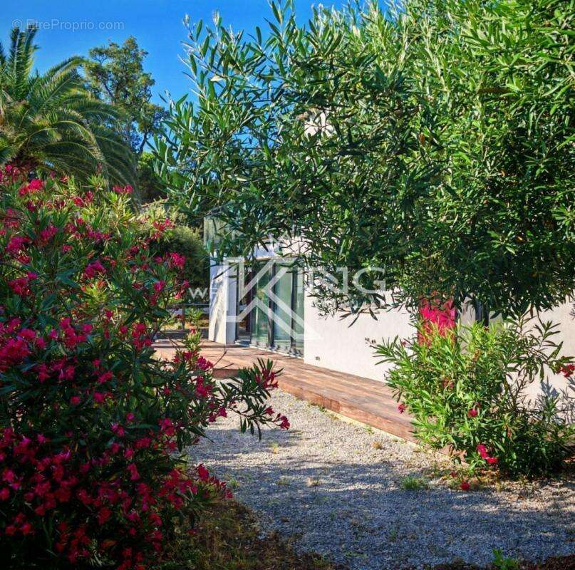 À deux pas de la plage de la Gaillarde, découvrez un bien d'exception aux allures de villa - photo 16