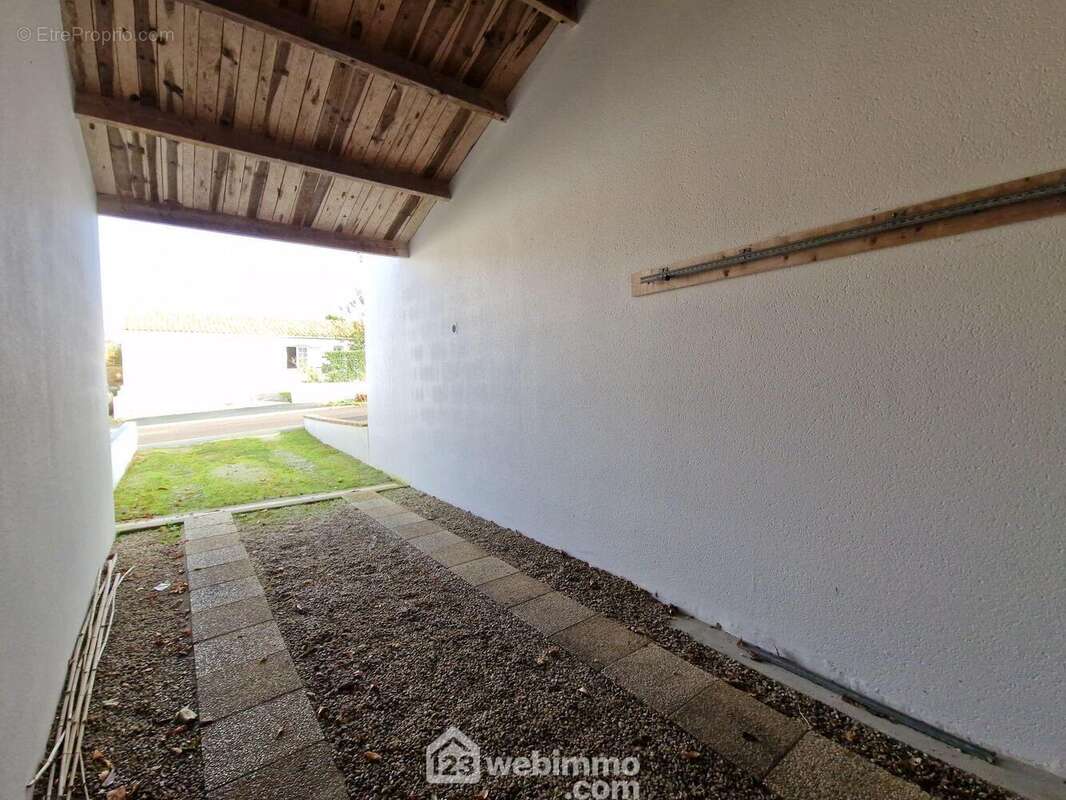 Abri pour éventuel véhicule de loisirs ou autre. Possibilité de le fermer - Maison à LA ROCHE-SUR-YON