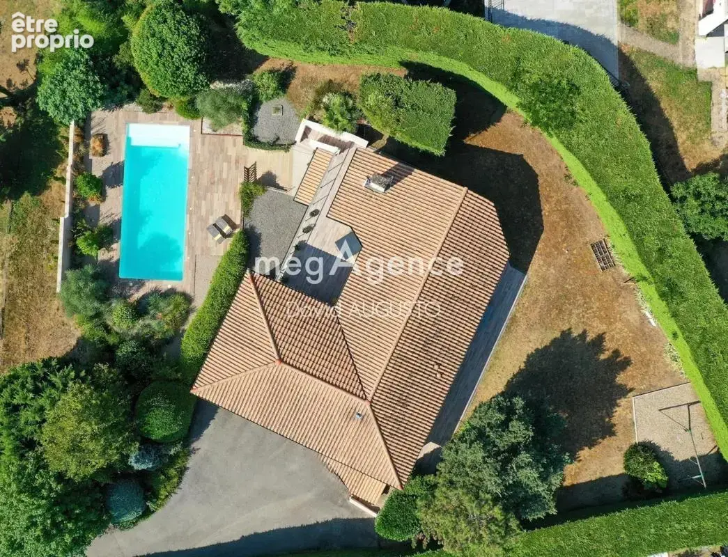 Maison avec vue, cadre naturel, piscine et garage pour 5 voitures - photo 3