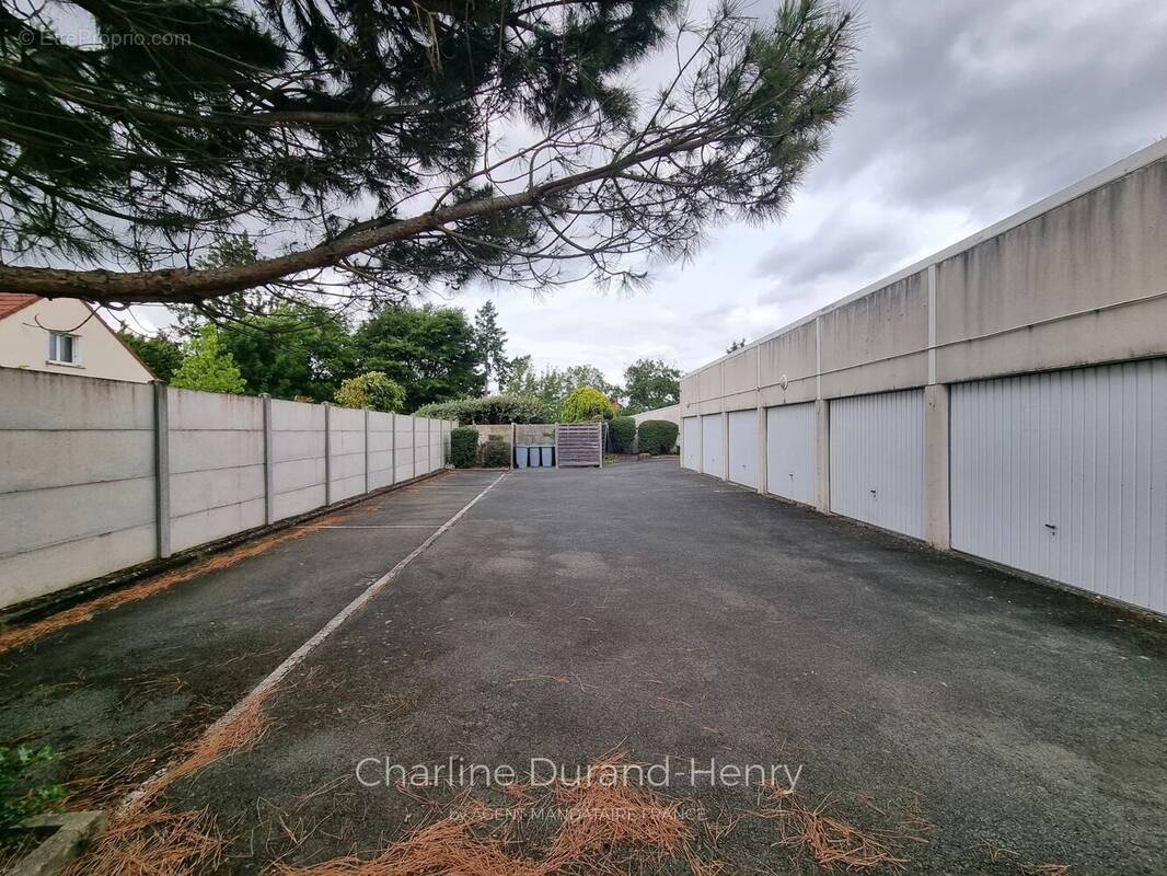 Parking à FLEURY-LES-AUBRAIS