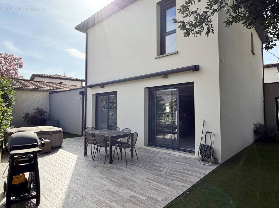 Maison à SAINT-GENIS-LES-OLLIERES