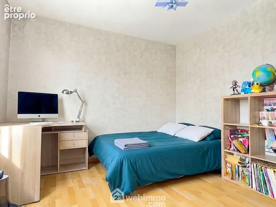 Pour cette 3ème chambre de l'étage, suggestion d'aménagement générée par l'intelligence artificielle.