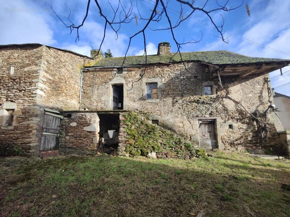 Charmante maison en pierres a renover avec dependances - photo 9