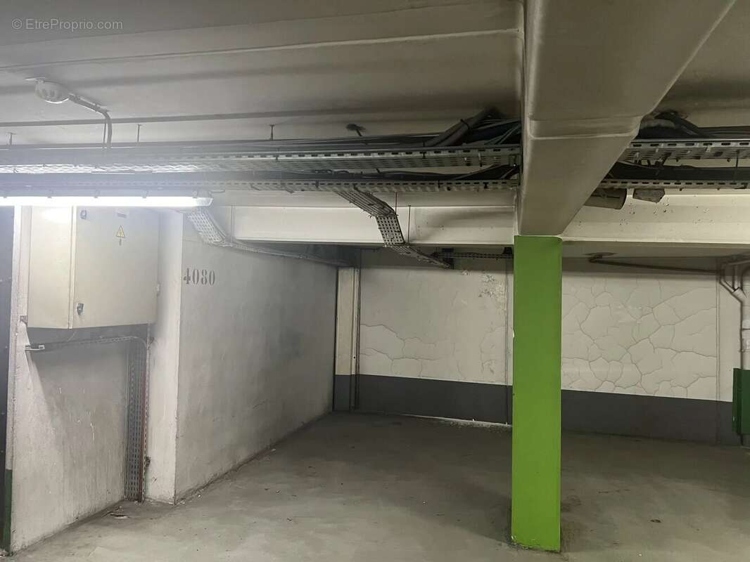 Parking à PARIS-8E