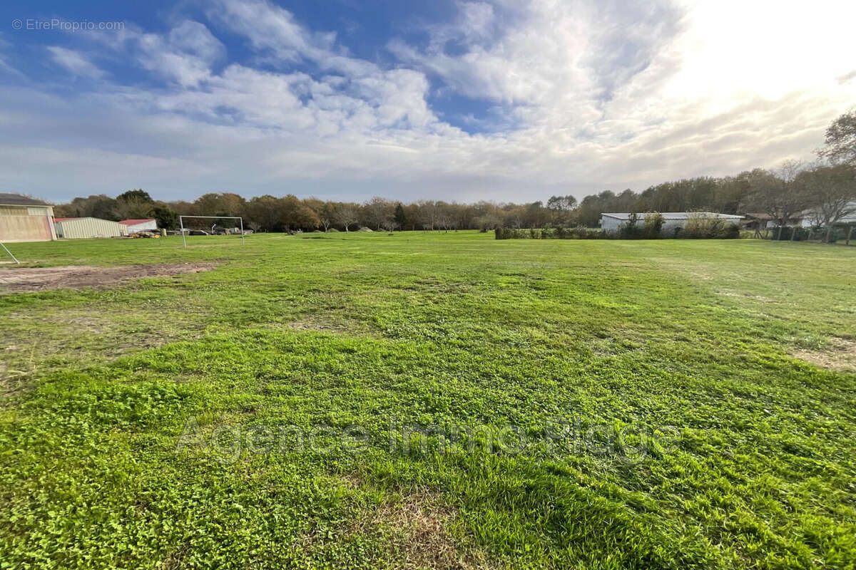 Terrain à GRAYAN-ET-L&#039;HOPITAL