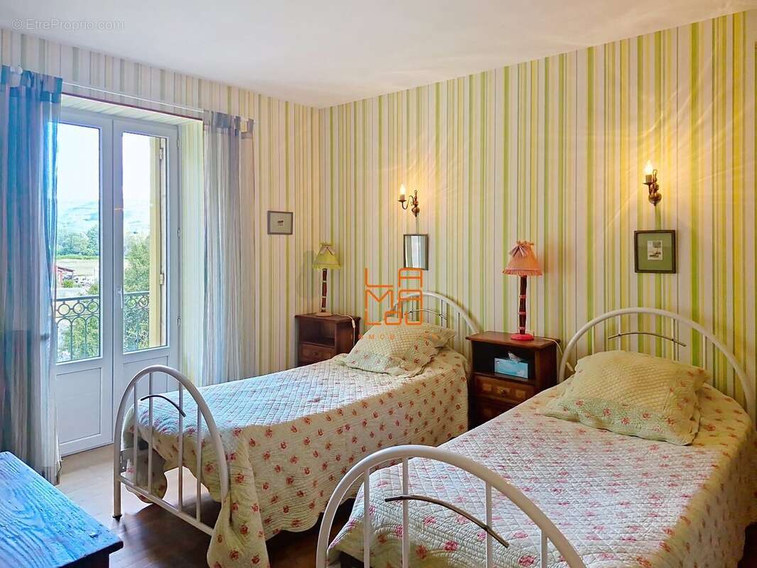 Maison de Maitre, pleine de Charme, avec jardin, cour, dépendances... - photo 17