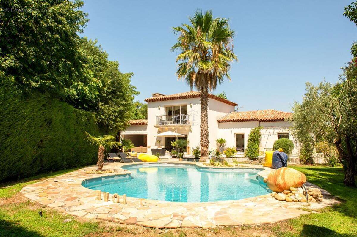 Propriété d'exception de 252m² sur une parcelle de 1650m² - photo 3