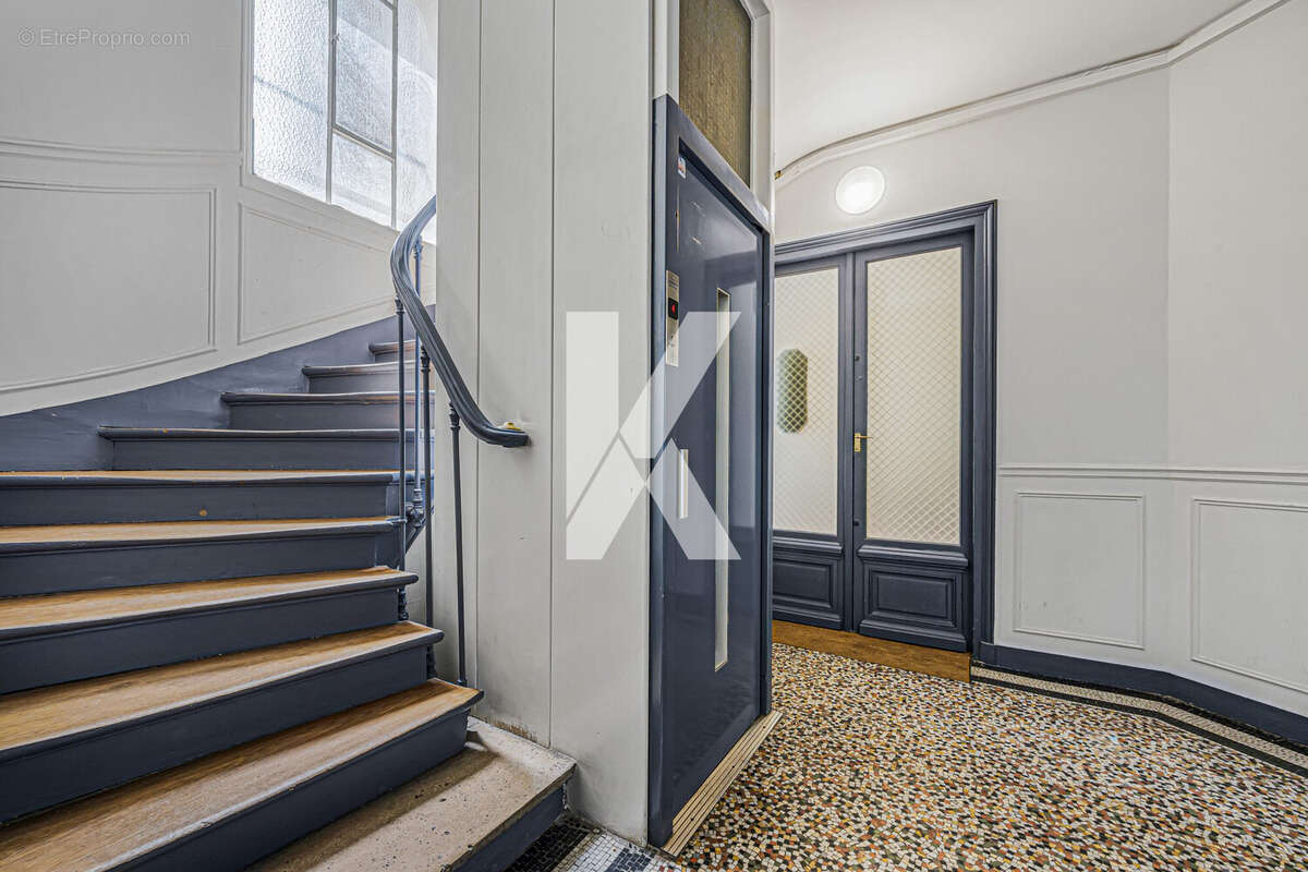 Escalier avec ascenseur  - Appartement à PARIS-18E