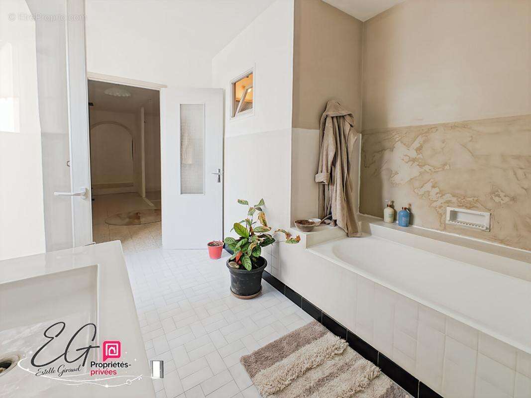 Maison de village avec terrasse, studio indépendant et beau potentiel - photo 12