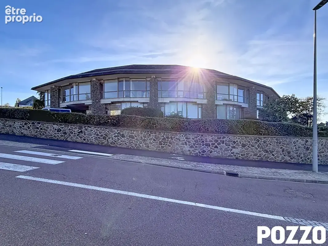 Immeuble de rapport à Coutances 1200 m²  de bureau dont une partie libre sur 3919 m² de terrain - photo 8