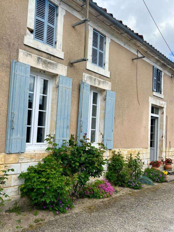 Maison à BAIGNES-SAINTE-RADEGONDE