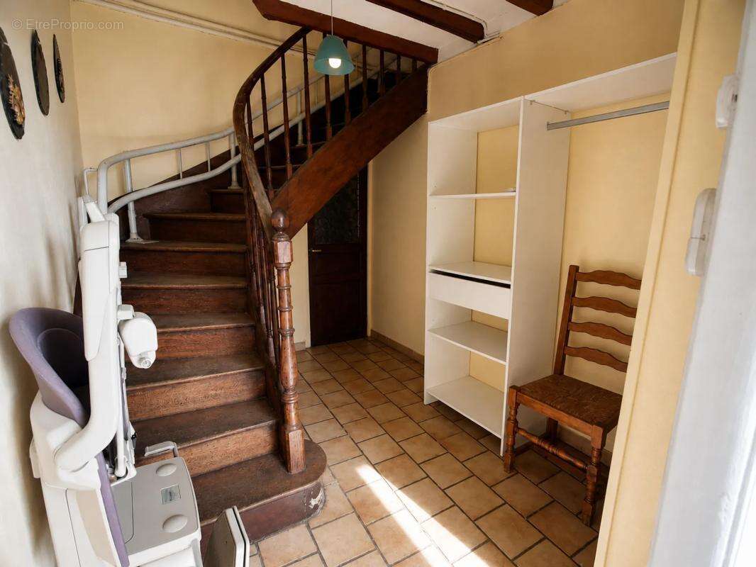 Maison de 130,94 m² à rénover avec dépendances et jardin - photo 11