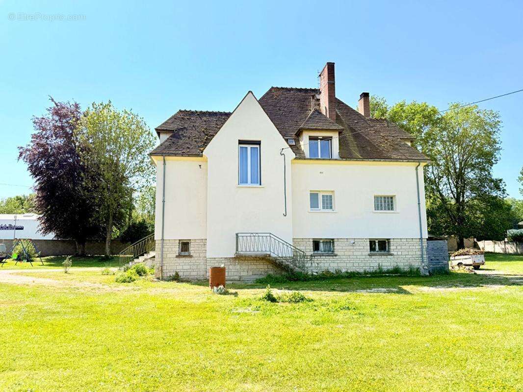 À 10 minutes de la gare LAROCHE-MIGENNES, Maison familiale de 220 m², 6 chambres, sur sous-sol total - photo 13