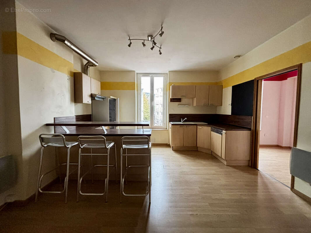 Appartement à LE CHAMBON-FEUGEROLLES