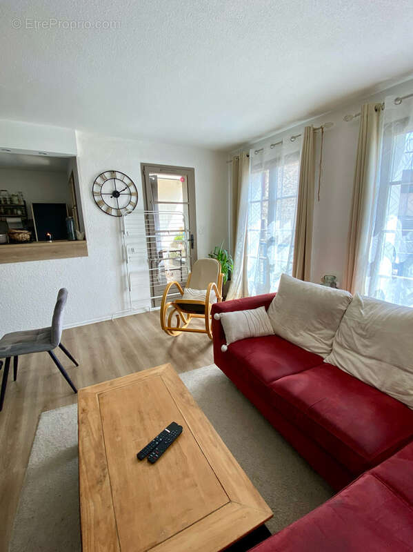 SOUS COMPROMIS : Centre-ville : T3 de 72 m2 avec terrasse et parking privatif - photo 3
