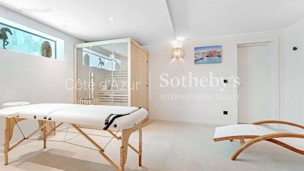 Villa contemporaine d'exception à vendre à Sainte-Maxime: 440 m², 5 chambres, proche plage et centre - photo 19