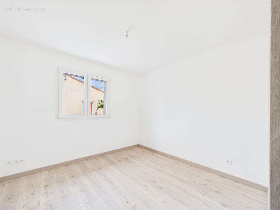 Maison neuve plain pied de 113 m2 à St Sauvant , 3 chambres , terrain de 741 m2 , garage - photo 8