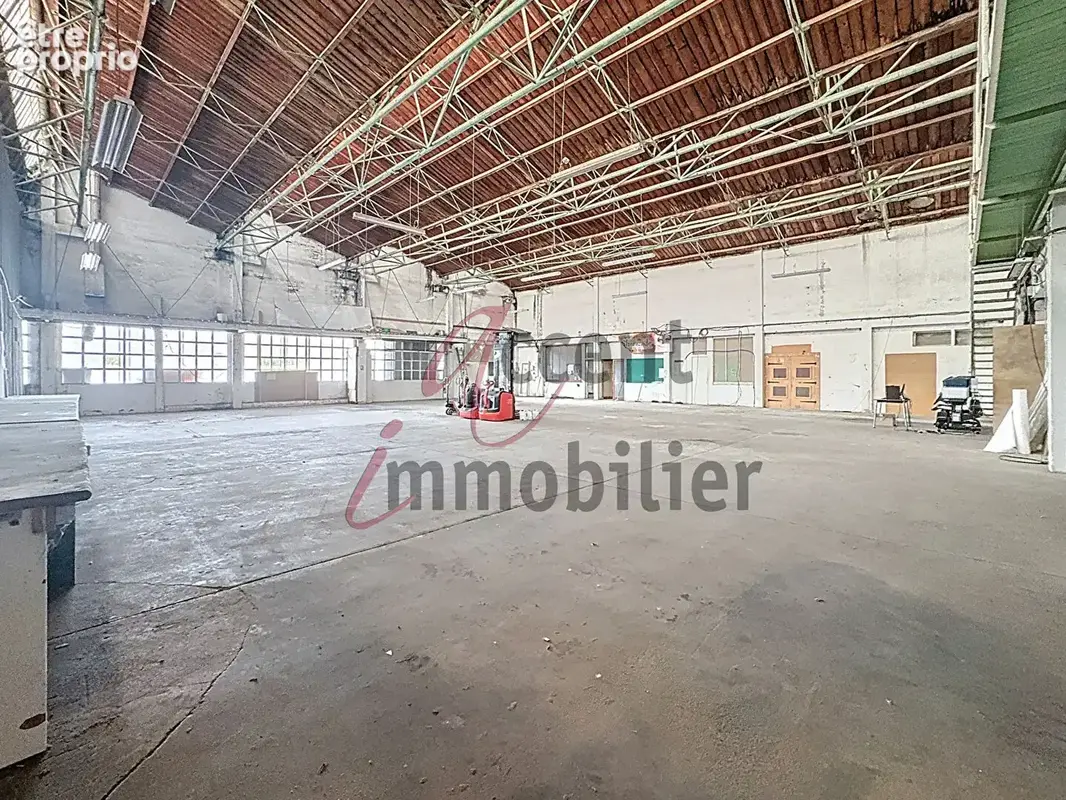 HANGAR  700 m² + 10 parkings - photo 3
