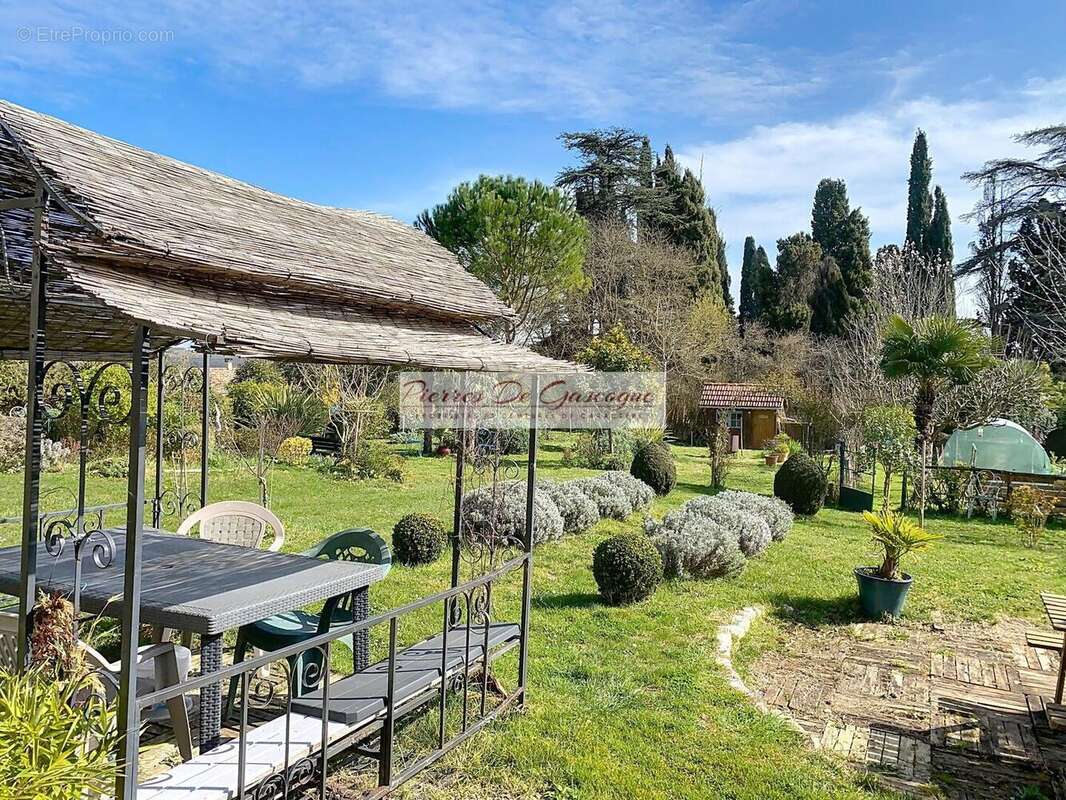 PERGOLA - Maison à VIC-FEZENSAC