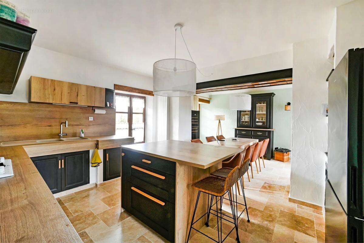 Maison à SAINT-JEAN-DE-MARUEJOLS-ET-AVEJAN