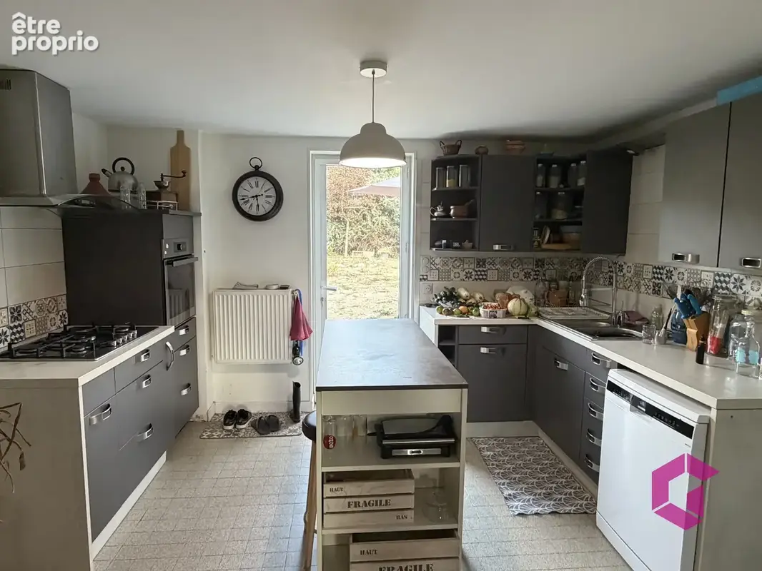 A 10 minutes de Billom, maison rénovée avec plus de 8 000m2 de terrain - photo 7