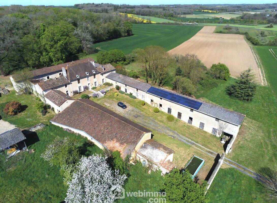 Vaste propriété comprenant un château du 15ème. - Maison à VALDIVIENNE