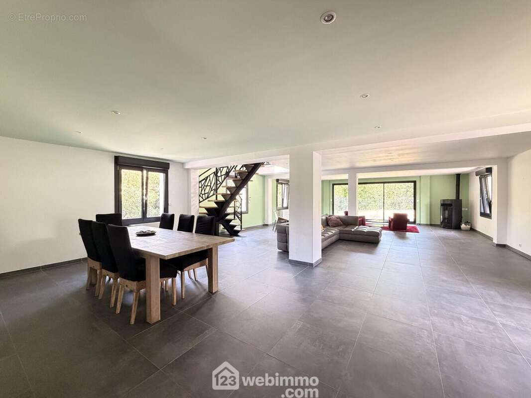 Laissez-vous impressionner par cette majestueuse pièce de vie de 100 m², pensée pour offrir confort, élégance et art de vivre au quotidien - Maison à LE TOUQUET-PARIS-PLAGE