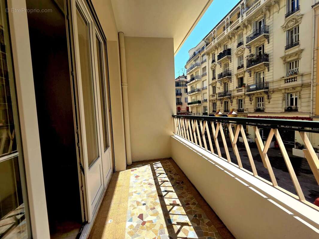 Nice – carré d’or  3 pièces rénové 3 min de la mer avec 2 balcon - photo 3