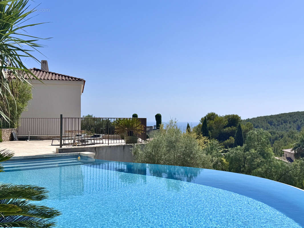 Bandol - Propriété avec vue mer panoramique, piscine à débordement et ascenseur intérieur - photo 21