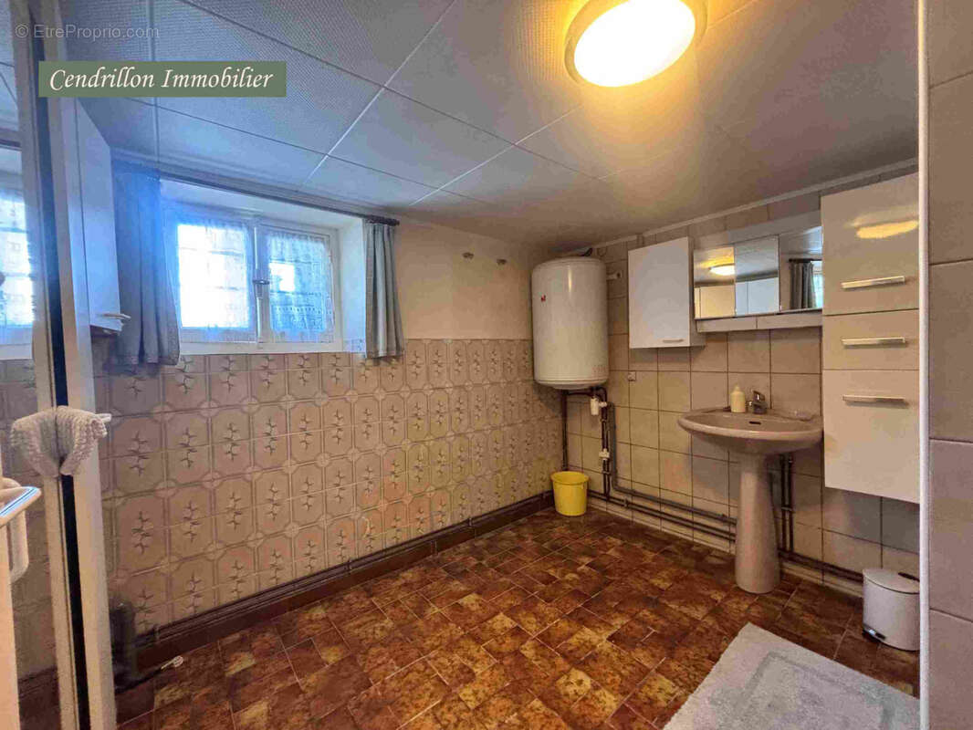Tout petit prix ! Maison indépendante à rénover offrant un jardin, une dépendance et un emplacement privilégié - photo 19