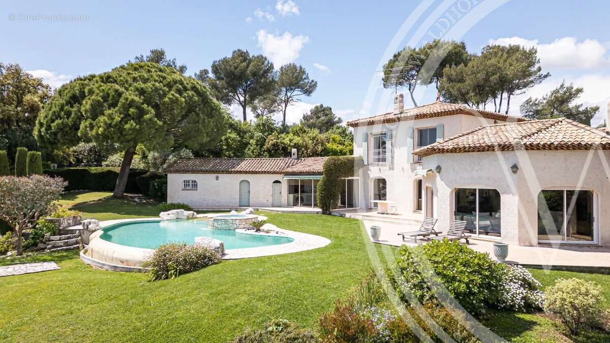 Maison à ROQUEFORT-LES-PINS