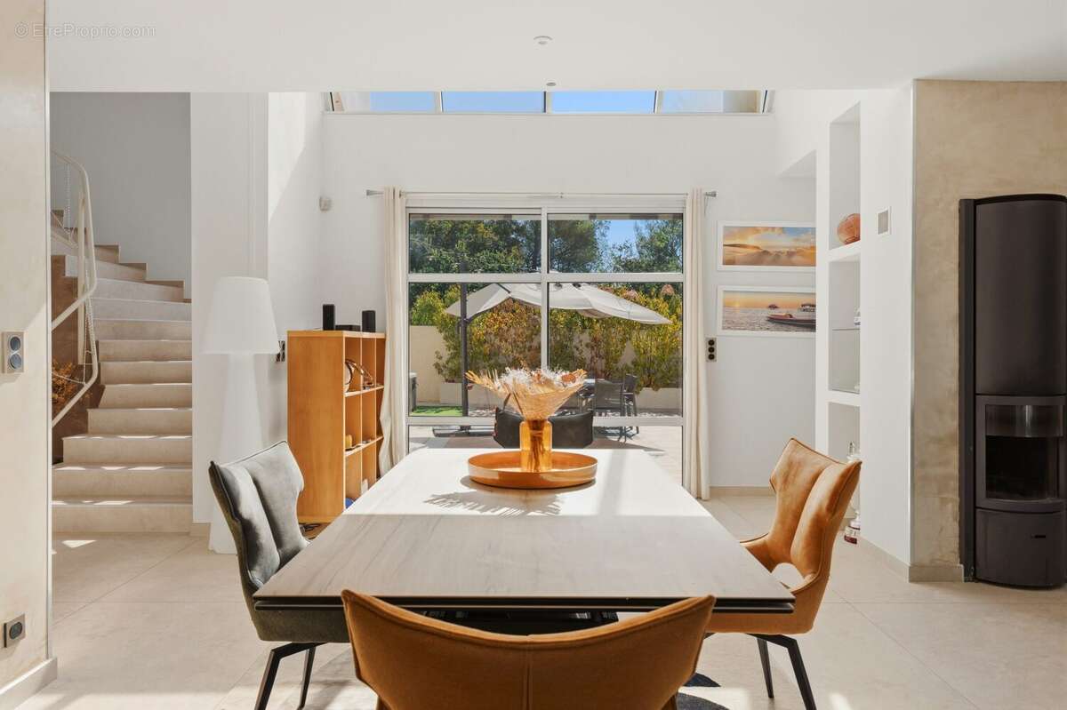 Maison 295 m² à Saint-Clement-De-Riviere  - photo 8