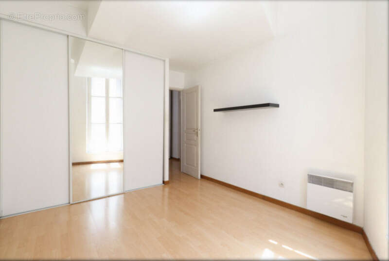 Dpt Bouches du Rhône (13), à vendre MARSEILLE 1er ARRONDISSEMENT appartement T3 de 60 m² - photo 4