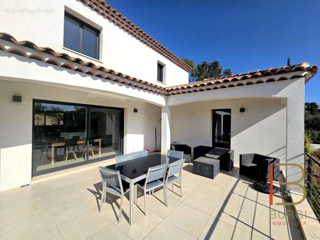 Maison à ROQUEBRUNE-SUR-ARGENS